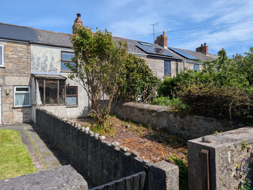 Lot: 4 - TERRACED TWO-BEDROOM COTTAGE FOR UPDATING - Front elevation and garden